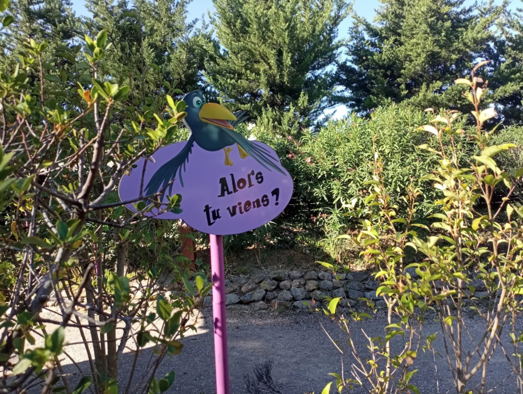 Panneau signalétique rigolo à l'attraction la Forêt Enchantée au parc Fantassia